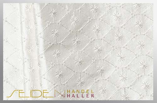 Dupion mit Schiffli-Stickerei